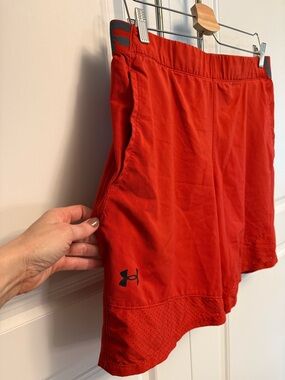 Under Armour Men’s Athletic Shorts Red HeatGear Loose Fit Size XL